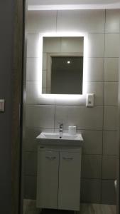 y baño con lavabo y espejo. en Comfortable Studio only 20 minutes from International Conference Center Katowice best place for WUF2022 EEC TNF OFF etc en Siemianowice Śląskie