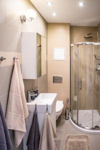 Ванна кімната в Ybl Apartment City Center