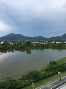 uma vista para um rio ao lado de uma estrada em D-condo mine em Kathu