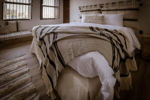 une chambre avec un lit avec une couverture dessus dans l'établissement MAZMI CASA, à Dubaï