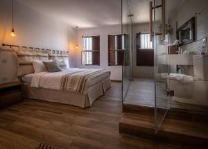 une chambre avec un lit et une douche en verre dans l'établissement MAZMI CASA, à Dubaï