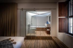 - une chambre avec une salle de bains pourvue d'une douche et de toilettes dans l'établissement MAZMI CASA, à Dubaï