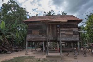 Phumĭ Réach Born (2)Chansor Homestay 2 By Siem Reap Homesteading的一座带金属屋顶的小型木制建筑