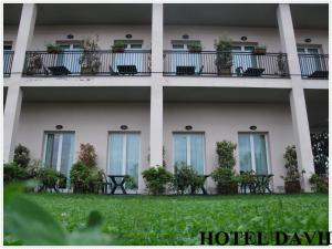 ein Hotel mit Fenstern und grünem Rasen in der Unterkunft Hotel David in Sesto Calende
