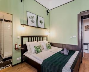The Green - elegant studio apartment in the center of Budapestにあるベッド