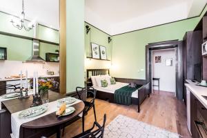 ブダペストにあるThe Green - elegant studio apartment in the center of Budapestのリビングルーム(ベッド1台付)、ダイニングルーム