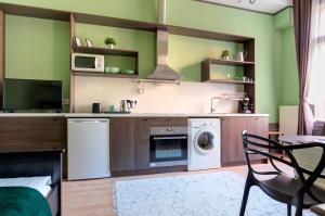 The Green - elegant studio apartment in the center of Budapestにあるキッチンまたは簡易キッチン