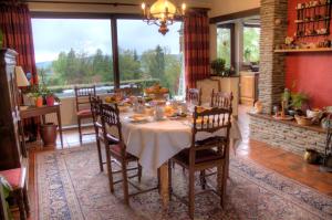 una sala da pranzo con tavolo, sedie e una finestra di B&B Sol Magnus a Stavelot