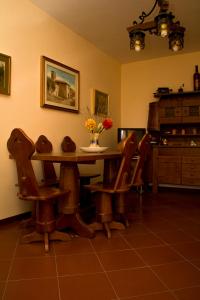 een eetkamer met een houten tafel en stoelen bij Umbria Weekend in Cascia