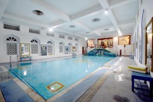 Bazén v ubytování Hari Mahal Palace by Pachar Group nebo v jeho okolí