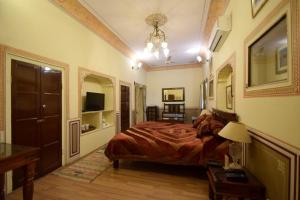 TV a/nebo společenská místnost v ubytování Hari Mahal Palace by Pachar Group