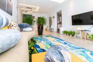 sala de estar con sofá y alfombra grande en Henan Luoyang·Luo River· Locals Apartment 00137320 en Luoyang