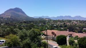 Una vista de un pueblo con una montaña al fondo. en 29 Carissa Street, en Somerset West