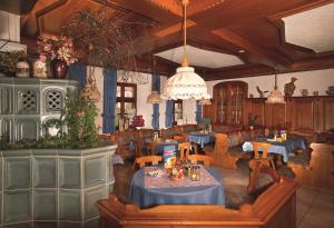 een restaurant met tafels en stoelen in een kamer bij Landgasthof Schmidbaur in Donauwörth