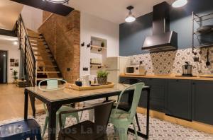 Η κουζίνα ή μικρή κουζίνα στο La Plaza