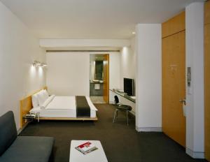 una habitación de hotel con una cama y un sofá en Habita, Mexico City, a Member of Design Hotels, en Ciudad de México
