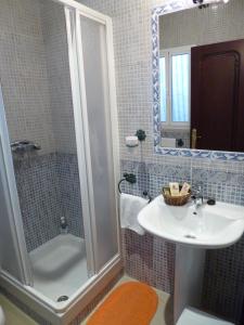 un baño con ducha y lavabo en Hostal Virgen Del Rocio, en Los Palacios y Villafranca