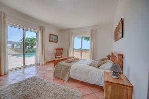 ラゴスにあるRia Alvor Luxurious GolfView Villaのベッドルーム1室(ベッド1台付)が備わります。