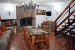 sala de estar con mesa y chimenea en Casa Rural Ruiz Hernando, en Villanueva del Arzobispo