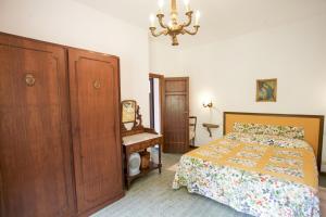 a bedroom with a bed and a dresser at Appartamento Il Prado - Goelba in Portoferraio
