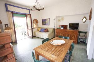 a living room with a table and a couch at Appartamento Il Prado - Goelba in Portoferraio