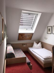 Tempat tidur dalam kamar di Hotel-Landgasthof Grüner Baum - Dittigheim