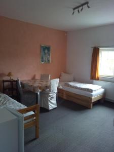Mein Marienhof في Bestensee: غرفة مع سرير ومكتب مع لاب توب