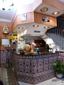 un restaurante con encimera en una habitación en Hostal Virgen Del Rocio, en Los Palacios y Villafranca 25 fotos más