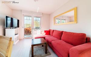 Μια τηλεόραση ή/και κέντρο ψυχαγωγίας στο Wonder Home - Apartament z garażem, ogródkiem, miejscem na grilla i widokiem na Karkonosze