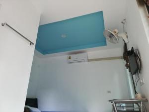 a room with a large blue screen on the wall at เซราะกราว โฮมสเตย์ in Sanom