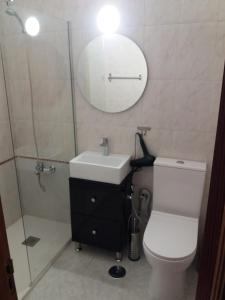 a bathroom with a toilet and a sink and a mirror at Bonito Apartamento 8 pax, TABLERO 9, cerca Playa Ingles in El Tablero