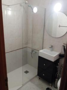 a bathroom with a shower and a sink and a mirror at TABLERO 401, Bonito Apartamento 8 pax cerca Playa Inglés in El Tablero