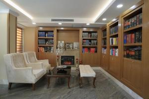uma sala de estar com duas cadeiras e uma lareira em NL Amsterdam Hotel em Istambul