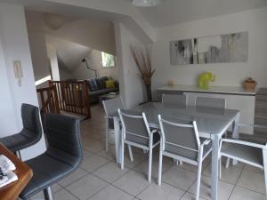 a kitchen and dining room with a table and chairs at Maracuja in Saint-Leu