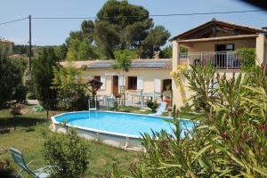 The swimming pool at or close to Chambre avec tout le confort d'un appartement