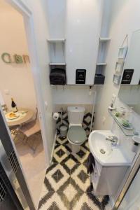 Vonios kambarys apgyvendinimo įstaigoje Artiste du Montmartre
