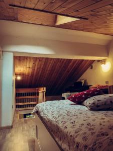 sypialnia z łóżkiem i drewnianym sufitem w obiekcie Snowy Wood Cabin w mieście Verrand