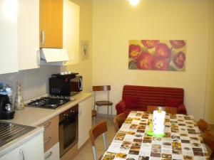 A kitchen or kitchenette at B&B La Porta Accanto