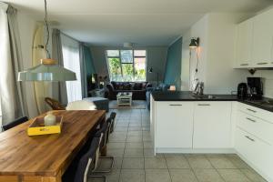 Η κουζίνα ή μικρή κουζίνα στο Aloha Beach House