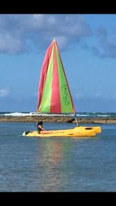 Nannai Térreo Porto de Galinhas 06 في بورتو دي غالينهاس: شخص يجلس على قارب شراعي مع