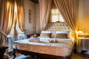 een slaapkamer met een kingsize bed en gordijnen bij Palazzino Di Nionio in Karavádhos