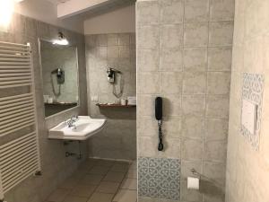 Koupelna v ubytování Relais Masseria Serritella