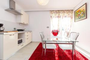 Kuchyň nebo kuchyňský kout v ubytování Apartments & rooms DDD2