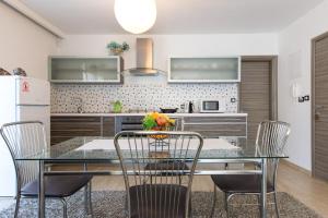 Kuchyň nebo kuchyňský kout v ubytování Apartments & rooms DDD2