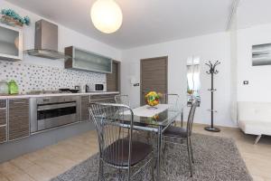 Kuchyň nebo kuchyňský kout v ubytování Apartments & rooms DDD2