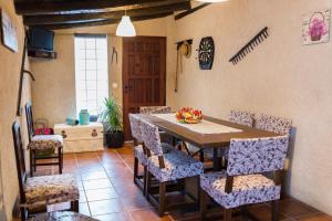a dining room with a table and chairs at PINAR DE LAS CABAÑUELAS in Villanueva de Duero