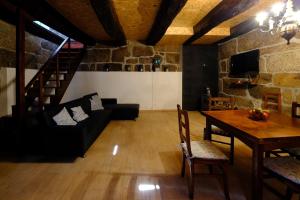 巴揚的住宿－Casas do Casinhoto - Casa Vista Aregos，一个带桌子和沙发的大客厅