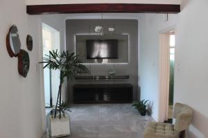 a living room with a fireplace and a tv at Aconchego da Helo in Mariana