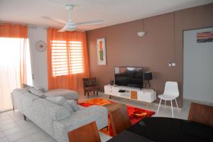 TV/trung tâm giải trí tại Appartement T4 Schoelcher