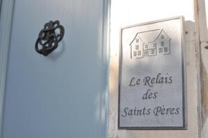 un panneau sur une porte avec une maison sur celle-ci dans l'établissement B&B Le Relais des Saints Pères, à Auxerre